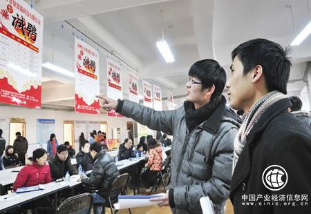 大学生就业稳定 应届毕业生收入连续五年增长
