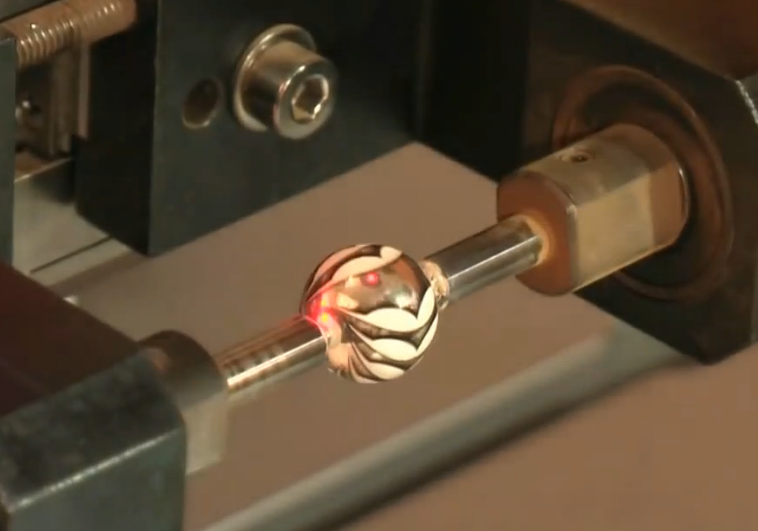 斯玛斯激光标记系统，在钢球上玩雕刻 