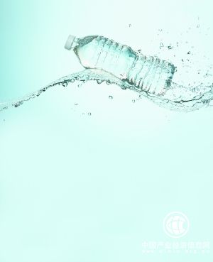 价格探底 瓶装水的“季末狂欢”