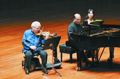 小提琴家帕尔曼时隔一年再登台大剧院 代步车上响起动人乐章