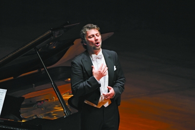 考夫曼为观众带来“浓情醇音”四度返场加演五首曲目