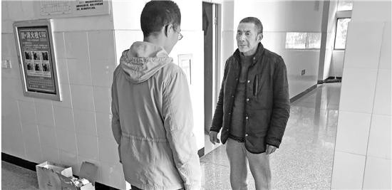 学生偷玩手机该怎么管 中学宿管：我陪你罚站