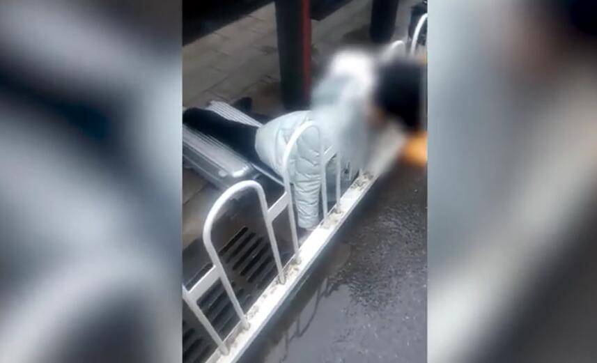 25岁女孩被护栏卡脖身亡：研究生学霸，已找到工作