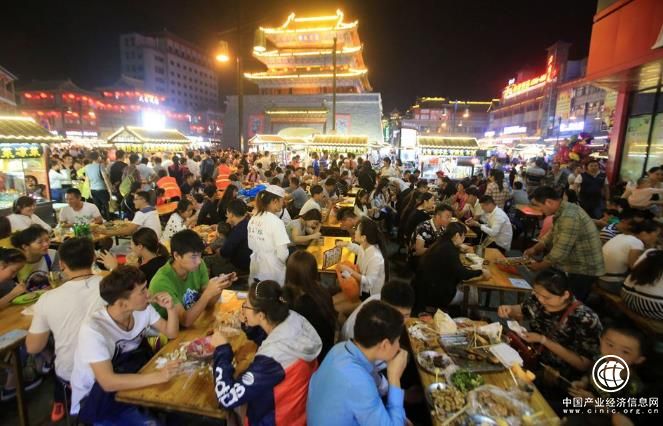 2017年全国餐饮收入超过3.9万亿元，同比增长10.7%左右