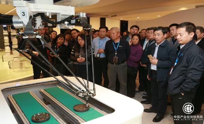 浦东干部学院走进中交集团振华重工开展党性教育