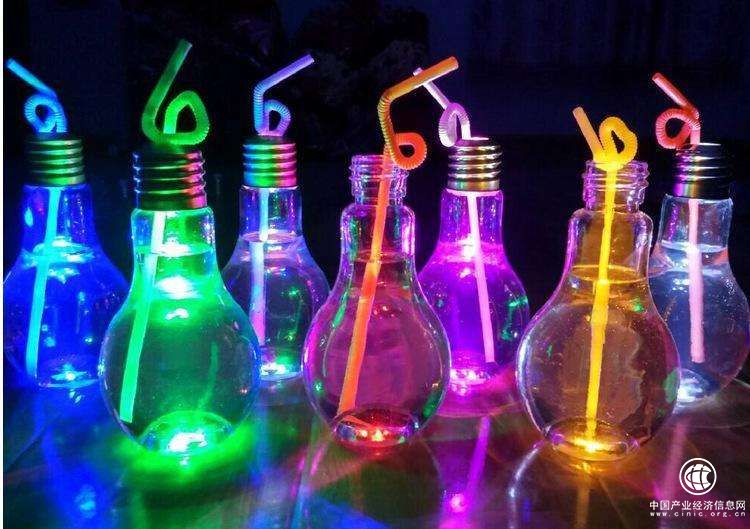 “网红”商品藏隐患：发光饮料冒烟冰淇淋或有食品安全问题