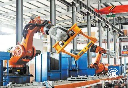 中国工业机器人行业创下新双高 国产品牌现双低