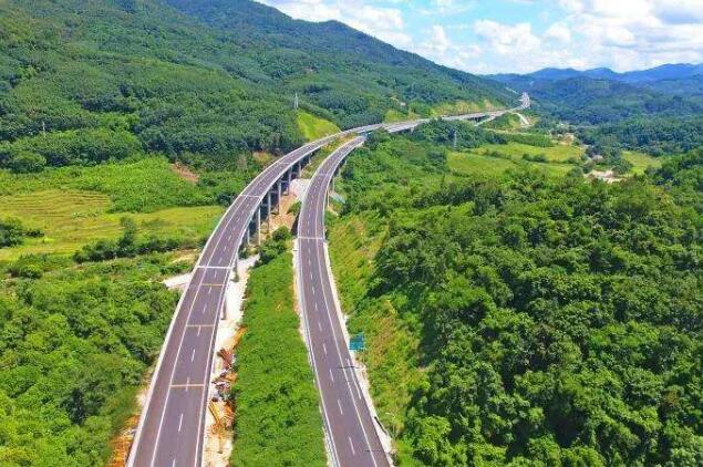 “云端高速”建成通车 海南中线建设收官