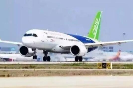 C919大型客机转场南昌瑶湖机场试飞