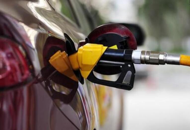 19日24时起，国内汽、柴油价格每吨分别降低170元和160元