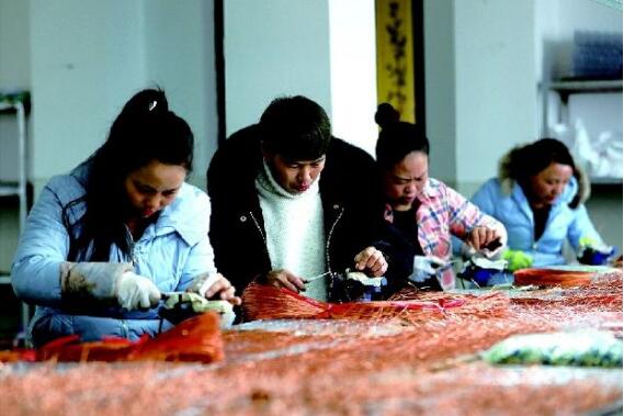 贵州“扶贫车间”让山区贫困户家门口就业