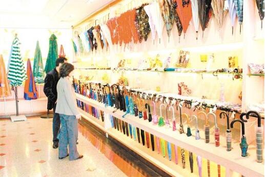 材料工艺双升级 一把伞与一个鸡蛋重量相当　伞业劲刮“减重风”