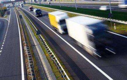 我国建成了全球最大的高速铁路网、高速公路网和邮政快递网