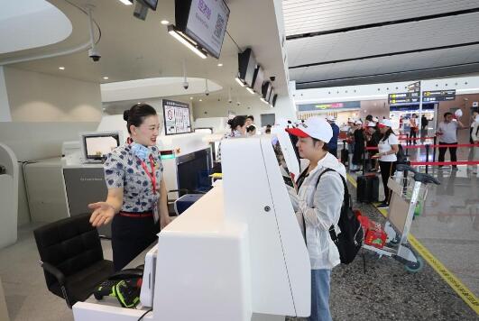 暑运客流创新高 综合立体交通网激活消费新场景