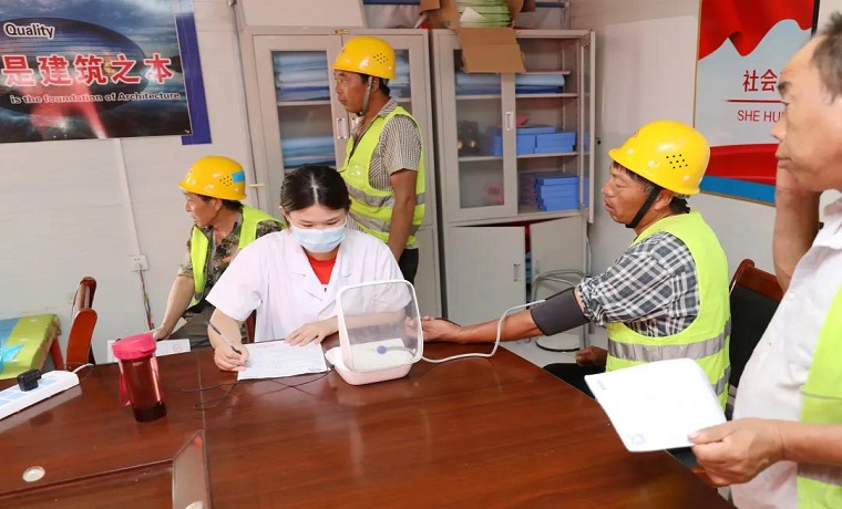 济宁金乡县人民医院将移动“体检中心”搬进建筑工地 为民工健康保驾护航