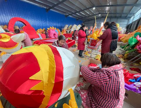 河南开封：“花灯村”中订单火爆