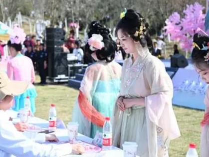 从小众爱好到频频“出圈”“新中式”究竟为什么火？