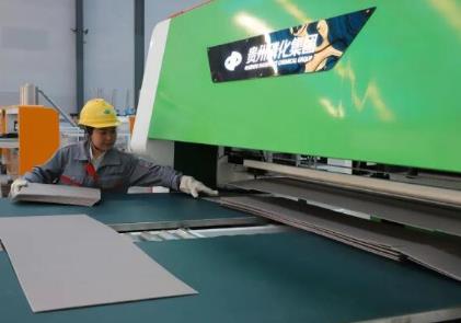 全国首条2.5万吨/年无水石膏母粒、包装箱中试项目投产