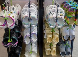 夏日“爆款”洞洞鞋 安全问题引关注