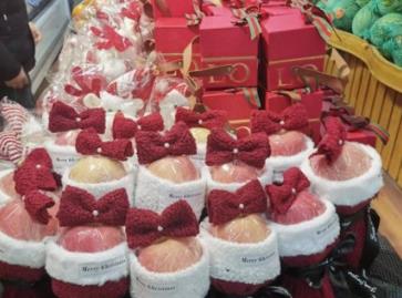 苹果穿衣带帽夺人眼球 外卖送礼即买即达　节日经济下消费兼具理性与个性