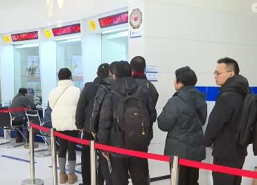 “蛇币”“蛇钞”、陈醋、冰雪……新年消费市场活力足、人气旺