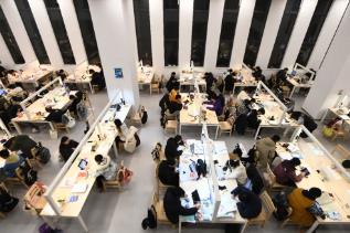 大学生论文“AI味儿”渐浓？使用AI工具 各高校“立规矩”了