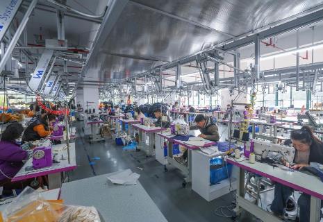 浙江湖州：“童装之都”企业忙生产