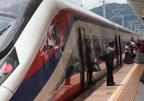 “轨道上的中国”助力经济发展全面提速 消费新场景“多点开花”暖意浓