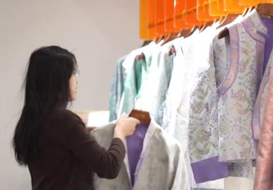 传统文化“穿”身上 “新中式”国潮走俏春日经济