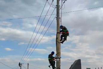 内蒙古：线杆治理进行时，亮出美丽乡村天际线