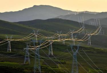 内蒙古：打通新通道 绿电送华东