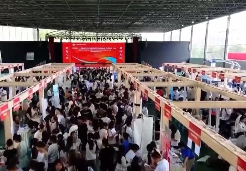 各地高校持续实施“宏志助航计划” 精准帮扶毕业生顺利就业