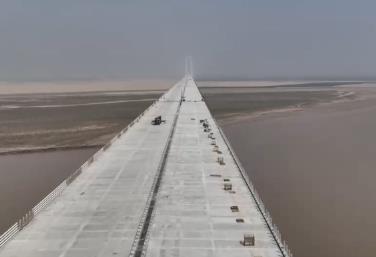 斗酷暑、抢时间、保进度 建设者们鏖战高温 重大工程建设“热”力不减