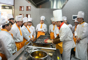 教室和烧烤“擦出火花”职业教育更“接地气”