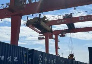 全国首例特型钢轨海铁联运试验成功