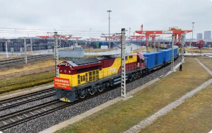 陕西西安：更多企业“坐上”中欧班列