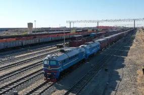 利用蒙古国宽轨卸后空敞车装运 二连浩特铁路国际物流兰炭专列首发