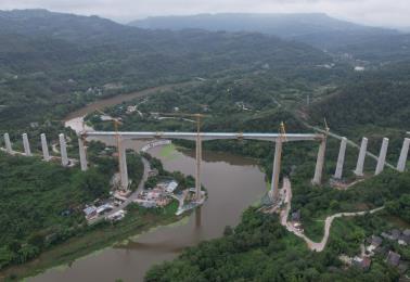 全长1796米 渝万高铁五步河双线特大桥合龙