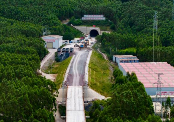 柳梧铁路全线54座隧道全部贯通 预计明年建成通车