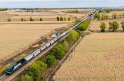 黑龙江省开行首趟粮食集港图定直达货运班列