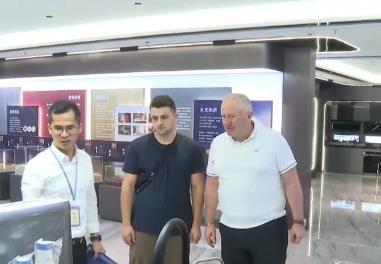 广交会“圈粉”全球客商 多家企业迎外商“探厂”洽谈热