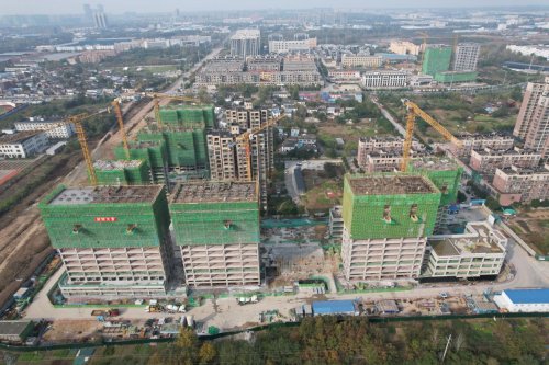 高效建造完美履约丨中建八局河南建设有限公司信阳中山保障性租赁住房项目首栋主楼主体结构封顶