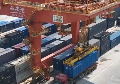 迈向“十五五” “钢铁驼队”驰新程