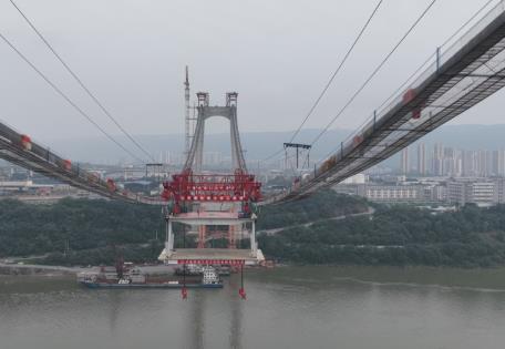 世界在建最大跨径公轨两用悬索桥首节钢桁梁吊装完成