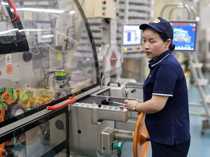 湖南中烟长沙卷烟厂： 冯东：用心和设备做“朋友”