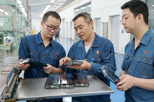 “高飞”领头雁 逐梦匠人心 ——记“全国烟草行业第八届劳动模范”李高飞