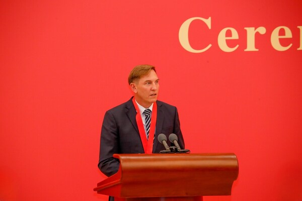 康菲中国总裁胡凯诚荣获中国政府友谊奖